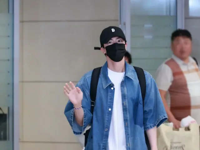 JIN 在仁川国际机场完成 2024 年巴黎奥运会火炬传递后回国