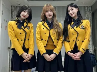 Red Velvet 的 JOY、GFRIEND 的 YERI 和 Apink 的吴夏荣身着制服，开启了一段难忘的旅程。