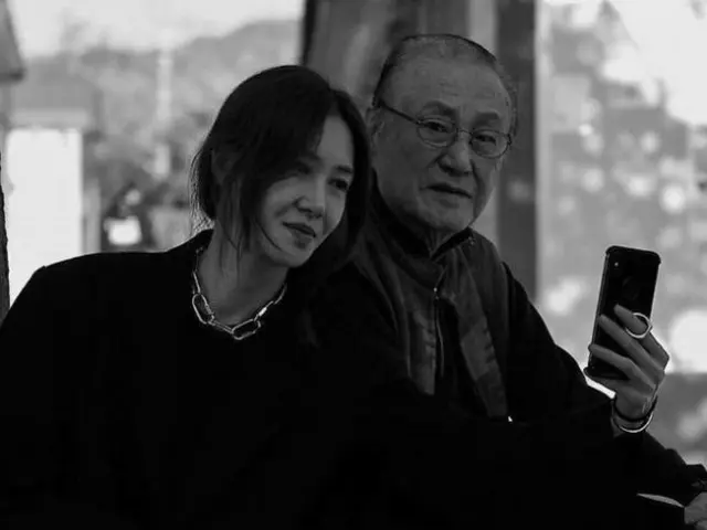 演员严泰雄的妻子办完父亲的葬礼后表示：“大家的评论给了我力量。”