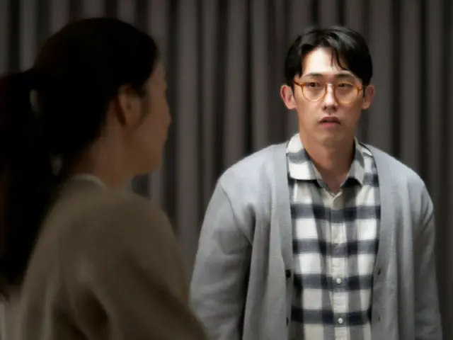 闵镇云在电影《Sugar》中饰演崔智友的丈夫……展现了他作为一位现实生活中的父亲对家庭的深沉爱意。