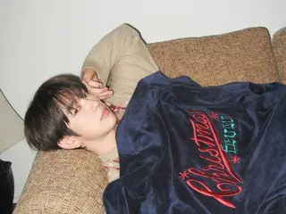 GOT7成员珍荣对Carol的《圣诞狂热》表现出浓厚的兴趣……这是送给粉丝的圣诞礼物。