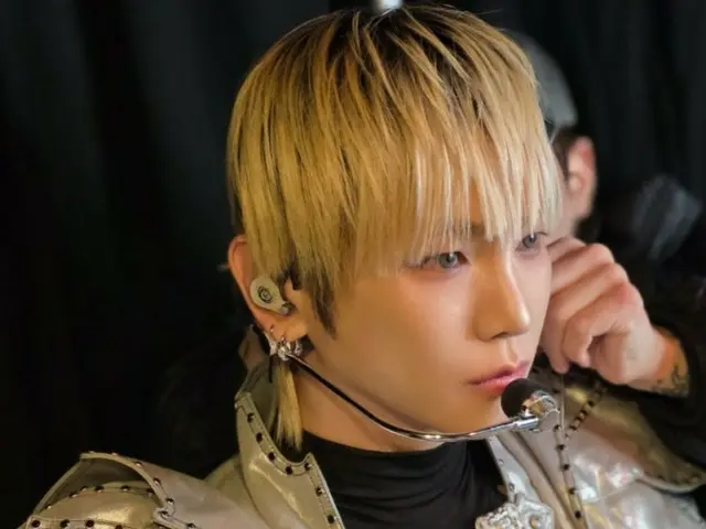 SHINee成员Key虽然对“注射女郎”事件保持沉默，但仍继续巡演……并公开了他华丽外貌的最新动态。