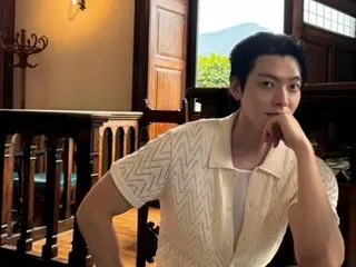 演员金宇彬的刘海看起来很性感……他的长腿穿宽裤看起来完美