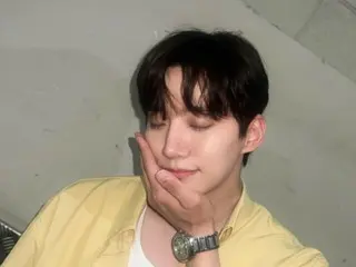 2PM俊昊即使是简单的衬衫造型也有耀眼的视觉效果