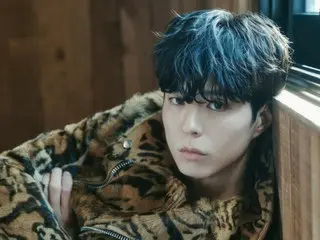 朴宝剑穿豹纹夹克看起来真好看……我们也对她的腿有多长感到惊讶！