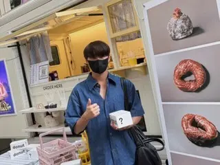 俊秀（Xia）像男孩一样竖起大拇指...即使他隐藏了一切，他也很帅