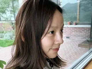 李孝利只是微笑...她的自然美吸引了所有人的注意力