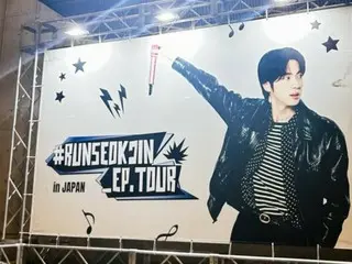 wootteo在JIN(BTS)的拍照区前拍纪念照...“我来到了千叶。在拍照区拍一张”