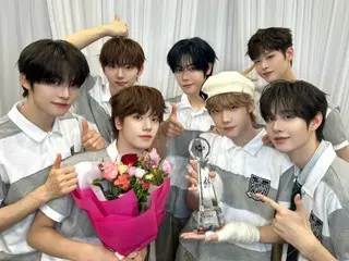 《CLOSE YOUR EYES》也荣登《Music Bank》榜首……“超快”音乐节目三冠王