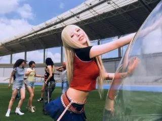 BoA 第 11 张完整专辑《Crazier》以金发和腹肌吸引眼球