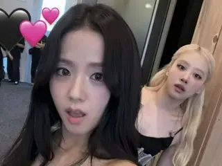 BLACKPINK 的 Jisoo 发布自拍照，展现与成员之间的真正化学反应