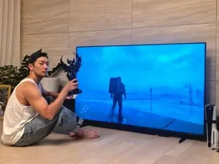 孙淑九坐在电视机前的地板上，专心致志地玩游戏……李东辉说道：“要不要送你一个电视架？”