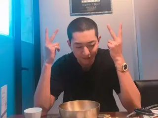 CNBLUE李正信剃光头惊艳亮相！“今天是我入伍的日子。”