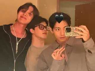 防弹少年团的J-HOPE、JIMIN和V以夕阳为背景营造浪漫氛围