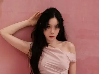 36岁的泰容（少女时代）尽管时光流逝，却依然保持着青春的美丽……纤细的肩膀和白皙的皮肤