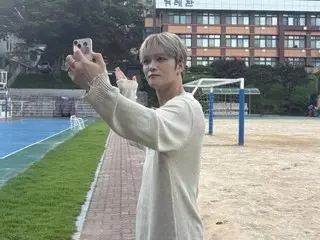 金智俊重返母校……带着同样的视觉效果