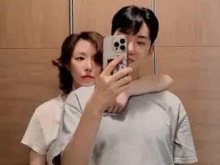 赵权与GAIN，自然肌肤接触……依然是“亚当夫妇”的双人照