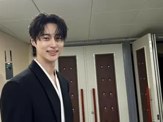 卞宇硕，笑起来也这么帅，太不公平了……颁奖典礼幕后照片很上镜