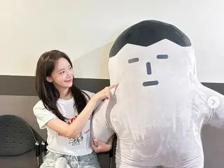 林允儿（少女时代）身穿白色 T 恤和牛仔裤……完美无瑕的美貌