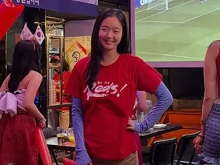 金高银变身为2002年的红魔......我几乎可以听到“大韩民国”。