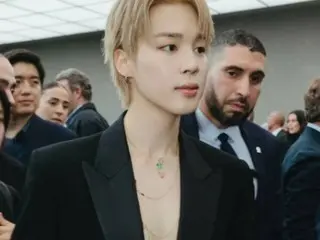 防弹少年团的 JIMIN 身着黑色和金色服装，散发性感魅力……主宰迪奥巴黎系列