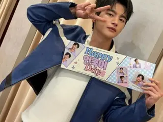 徐仁国在马来西亚粉丝见面会后向粉丝们致意......“仁国日快乐”