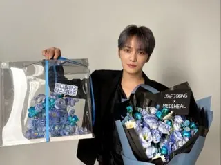 J-JUN 被选为 Mediheal 的缪斯女神……用一大束鲜花来庆祝