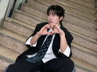 东方神起允浩 (U-KNOW) 从头到脚都展现出绝佳的风格……在《音乐银行》的楼梯上送上爱心问候