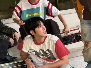 东方神起成员允浩（U-KNOW）身穿简单的背心，尽显男性魅力。