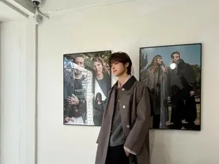 &TEAM 的 Wiju 身穿长款外套，散发出优雅气质……“秋天，别走”