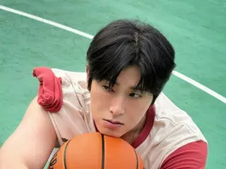 东方神起 (TVXQ) 的允浩 (U-KNOW) 慵懒的表情，魅力十足。