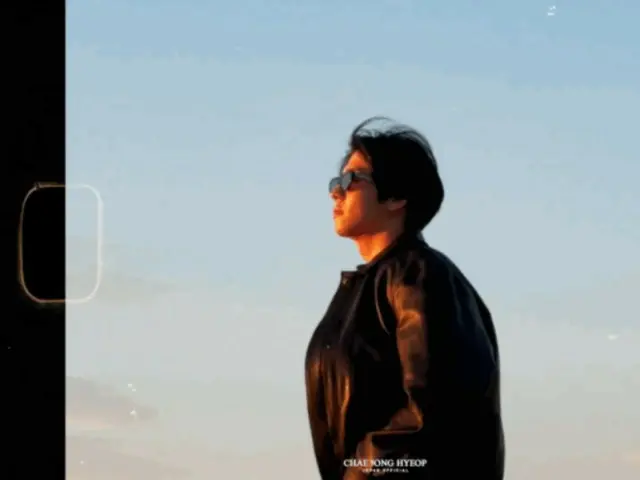 崔正协驾驶着一辆亮红色跑车，帅气十足……写真集首支预告片公开（附视频）