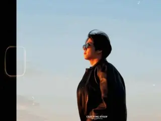 崔正协驾驶着一辆亮红色跑车，帅气十足……写真集首支预告片公开（附视频）