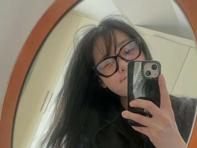 金敏荷，目前正与李俊昊（2PM）合作拍摄爱情剧……一张近照展现了她迷人的雀斑。