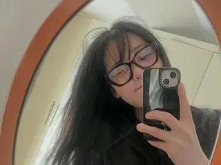 金敏荷，目前正与李俊昊（2PM）合作拍摄爱情剧……一张近照展现了她迷人的雀斑。