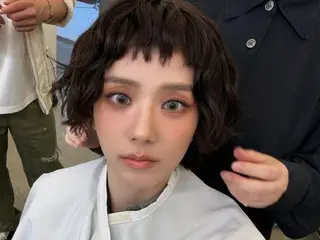 BLACKPINK成员Jisoo公开了她惊艳发型和妆容的幕后照片