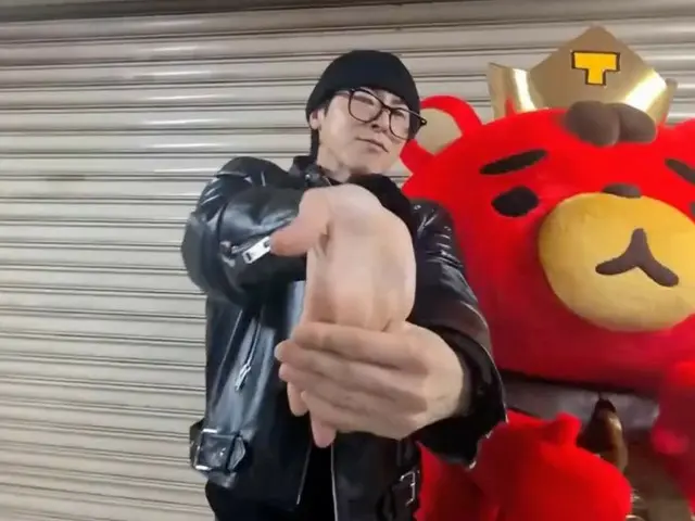 东方神起成员允浩（U-KNOW）发布“TB酱伸展挑战”视频（附视频）