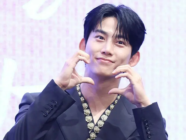 2PM成员Tacyeon宣布“明年春天结婚”，并公开了新家室内设计……室内设计大量运用了木材、金属和石材。