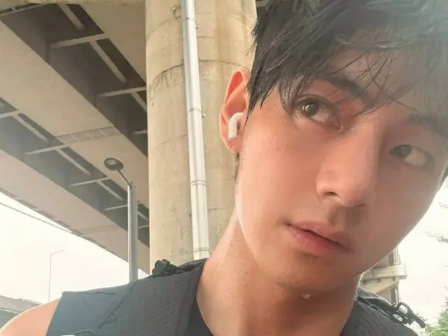 BTS成员V的惊艳外貌驱散了寒冷……世界各地的ARMY们都惊叹于他跑步后汗流浃背的样子