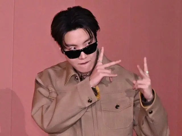 【照片】防弹少年团成员J-HOPE和BLACKPINK成员Lisa出席路易威登“Visionary Journey Seoul”展览开幕活动