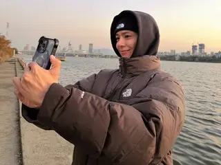 演员朴宝剑现身“北祭”广告拍摄现场……虽然鼻子冻得通红，但颜值依旧完美。