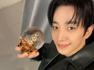 2PM成员俊昊身穿皮夹克，看起来很期待冬天……“圣诞节快到了！”