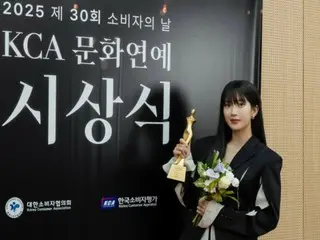 女演员文佳英荣获2025年观众票选年度最佳男演员奖