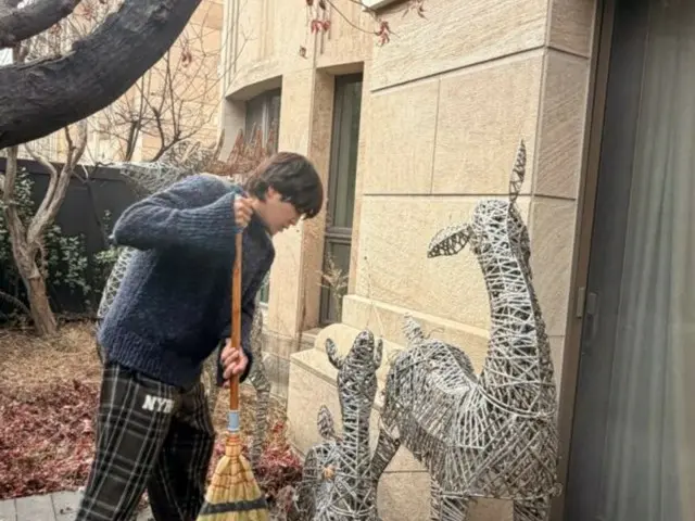 张根硕就算在打扫卫生都像个王子……我真想变成他背上的一片枯叶