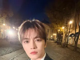 夜晚的J-JUN身穿黑色西装……浪漫又可爱